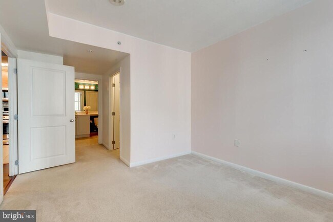 Building Photo - 851 N Glebe Rd