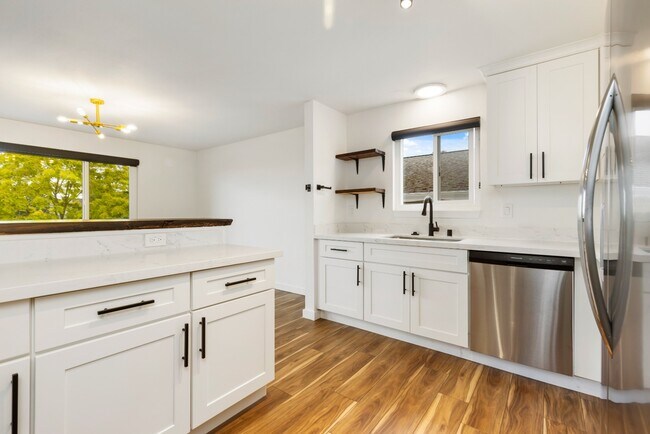 Building Photo - Newly Renovated 2BR/2BA Home with Private Balcony in Seattle