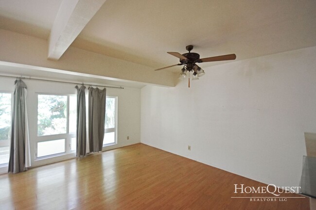 Building Photo - Parkway Condo Available Now!   3/2/2 - $3600