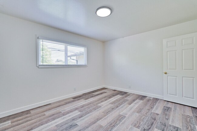 Building Photo - 800 W Hacienda Ave