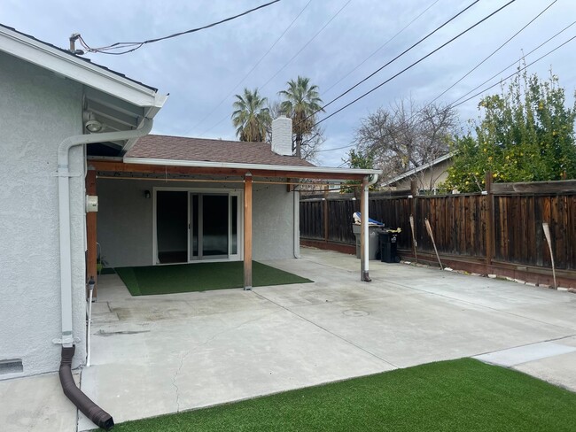 Building Photo - Lovely Home | Central A/C | Beautiful Yards