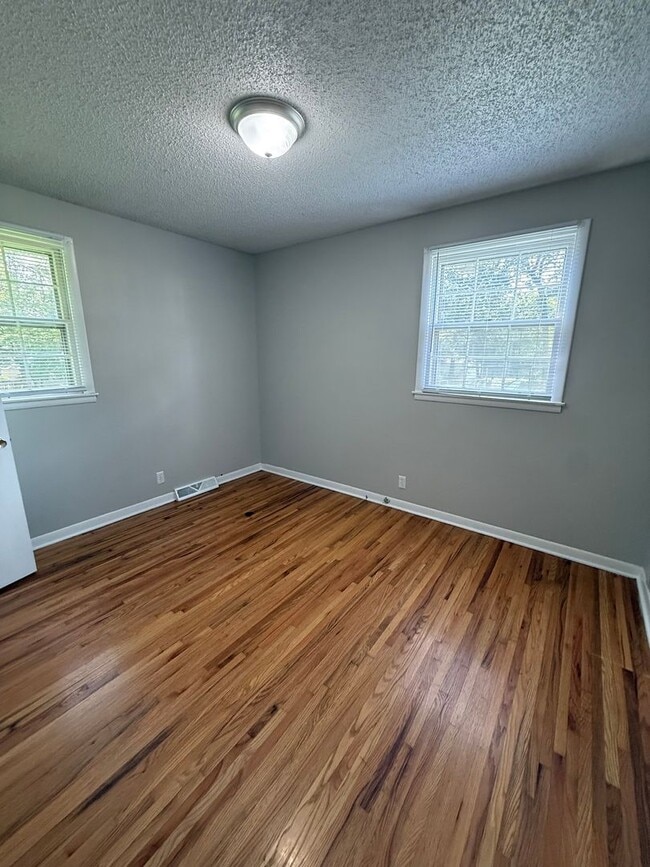 Building Photo - 3BR Brick Home with Beautiful Hardwood Floors