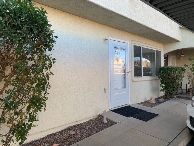 Building Photo - 1 Bedroom downstairs unit Henderson commun...