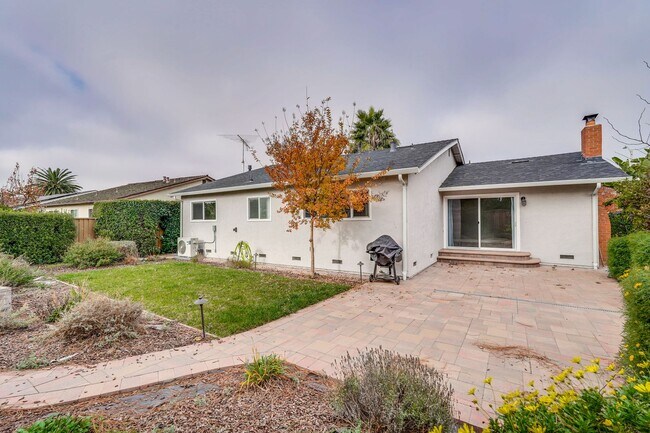 Building Photo - Stunning Single Family Home