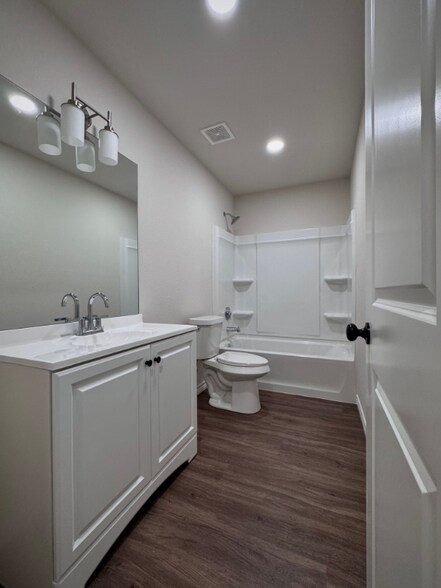 Building Photo - 102 Pecan Dr