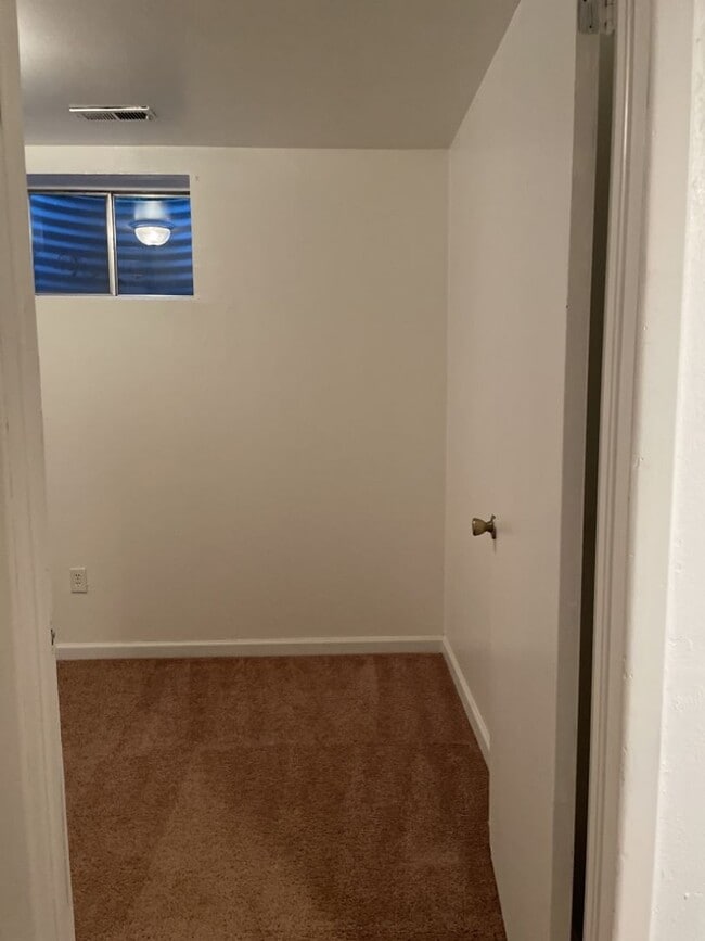 Building Photo - Start a Lease by 4/17 and get $250 off 1st Month!