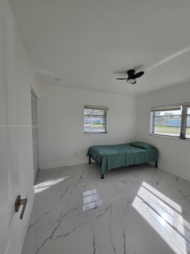 Building Photo - 305 SE Airoso Blvd