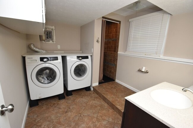 Building Photo - 4 bedroom 2 bath South Bend IN home for rent