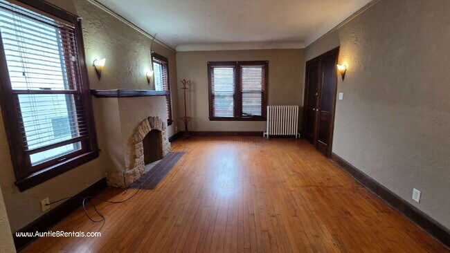 Building Photo - 2 bedroom 1 bath main level with office and porch.