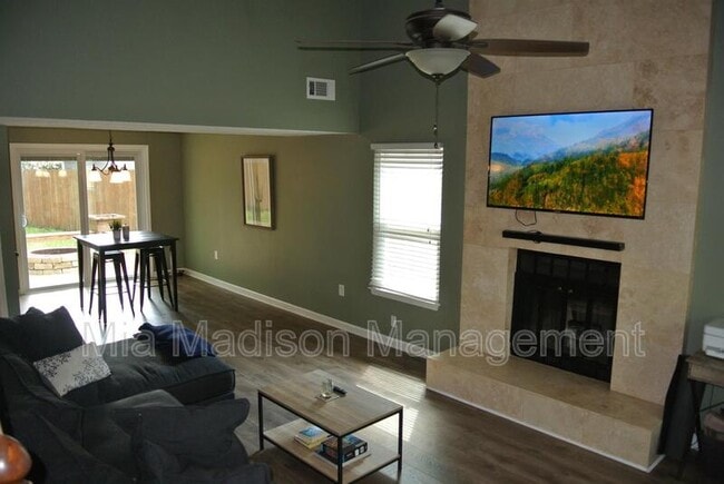 Building Photo - 138 Holland Park Cir