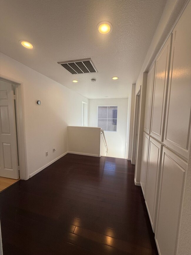 Building Photo - 3 bed, 2 1/2 bath home in East Simi Valley