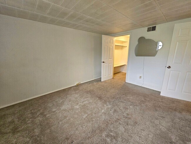 Building Photo - 323 Ridge Point Cir