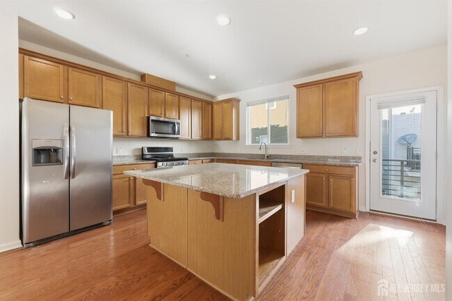 Building Photo - 6 Bond St