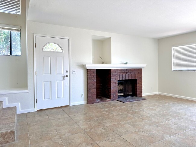 Building Photo - 3 Bed / 2.5 Bath Glendora Condo