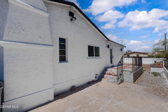 Building Photo - 3221 N Stanton St