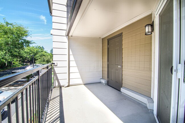 Building Photo - Redmond- One Bedroom Condo located at the ...