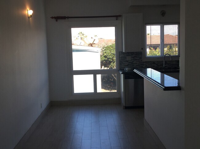 Dining area w/ Ocean view & breakfast bar - 308 Paseo De La Playa