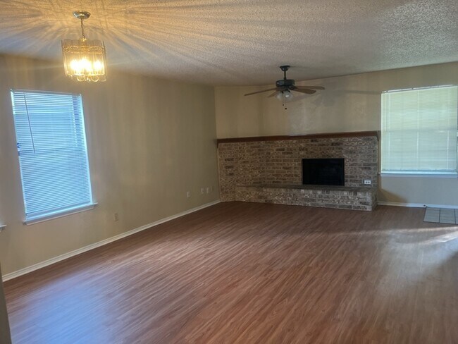 Building Photo - 2 bedroom 2.5 bath with 2 car garage!