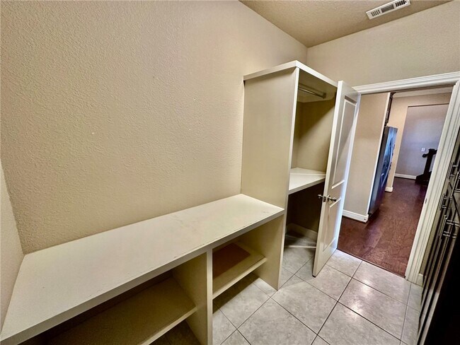 Building Photo - 6613 W Valley View Rd