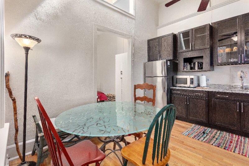 Building Photo - 207 1/2 F St