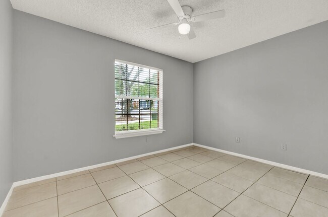 Building Photo - First Floor 2/2 Condo with private back in...