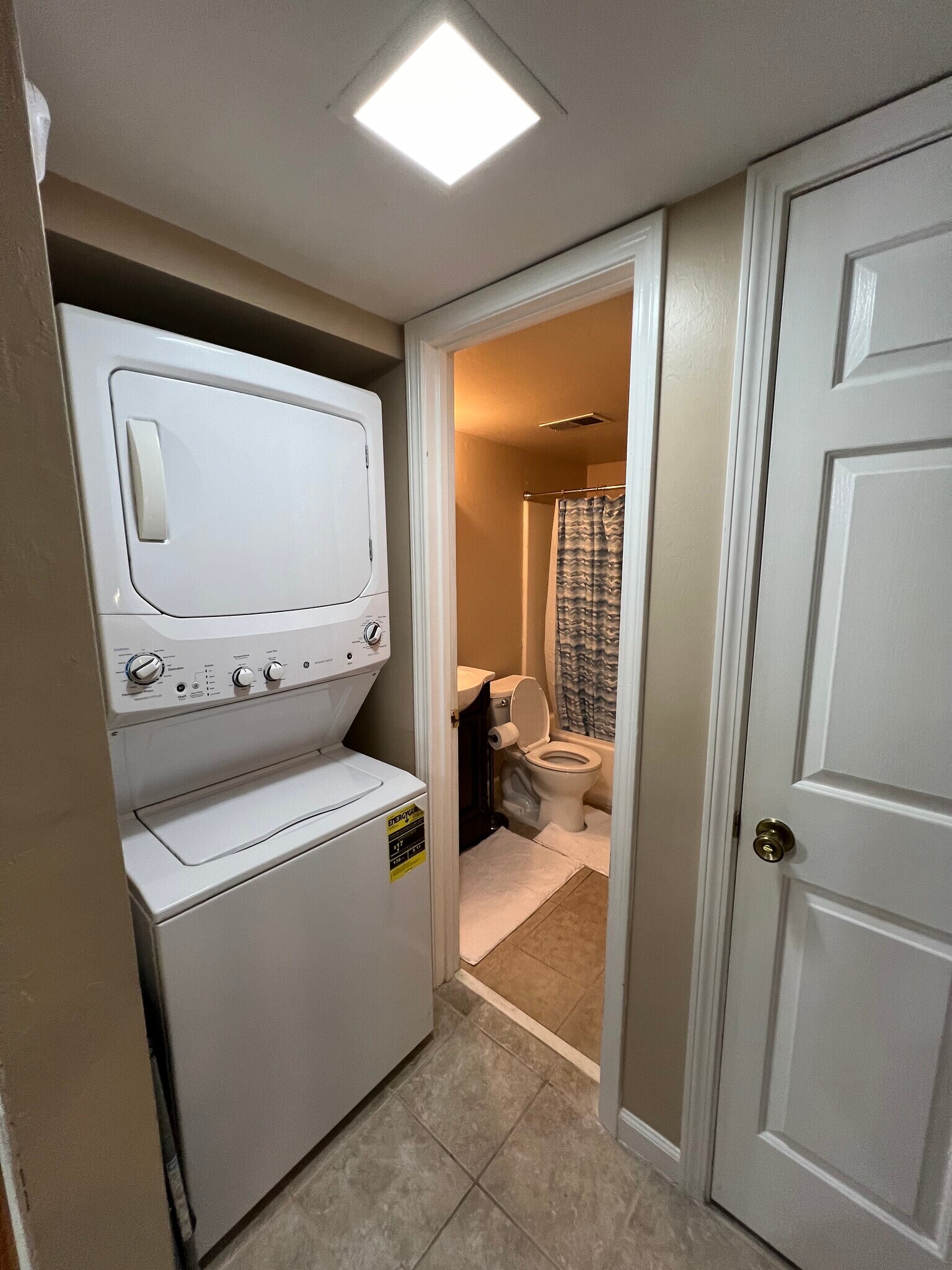 Building Photo - 700 Windsong Cir