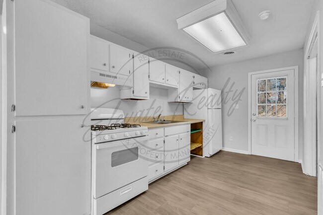 Building Photo - Affordable 2BR Ranch Duplex in N. Columbia — Move-In Special!