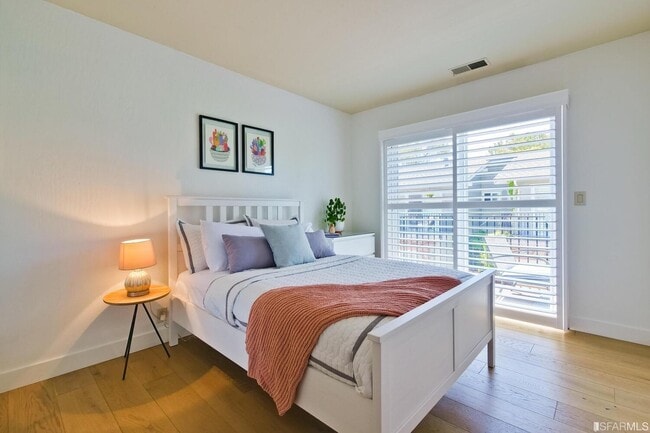 Building Photo - 542 Brewster Ave