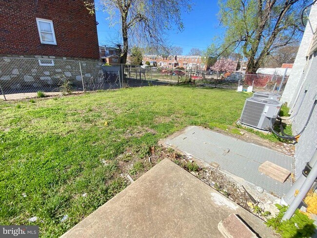 Building Photo - 1433 Vernon Rd