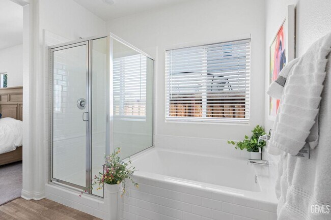 Building Photo - 4 Bed 2 Bath