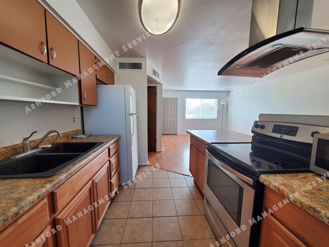Building Photo - 3 BEDROOM HOME WITH HUGE BACKYARD/GARDEN AREA