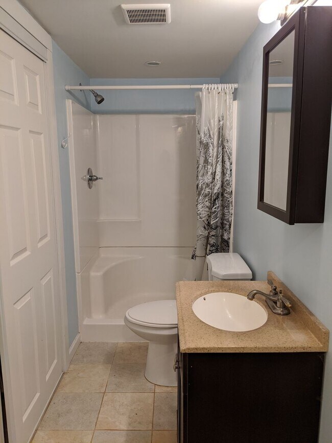 Building Photo - Great school district, three bedroom two b...