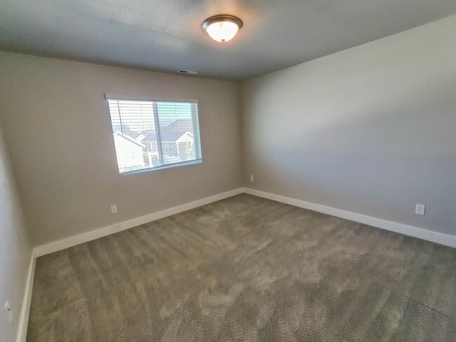 Building Photo - Spacious 6 Bed, 3.5 Bath Home in Clinton, UT