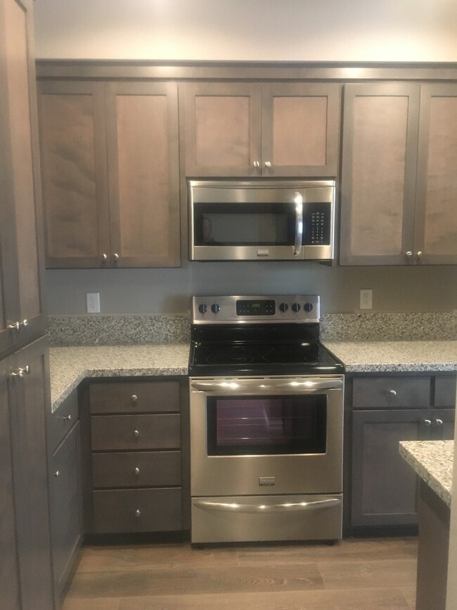 Building Photo - Beautiful Townhome in East Medford