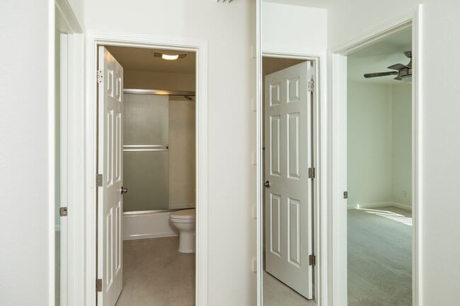 Building Photo - Spacious unit with a central location