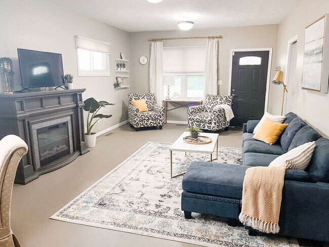 Electric fireplace. - 2802 Linden Ave