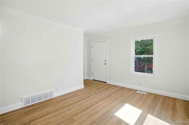Building Photo - 429 W Bernhard Ave