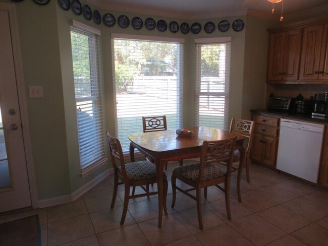 Building Photo - 1318 Maple Leaf Ct