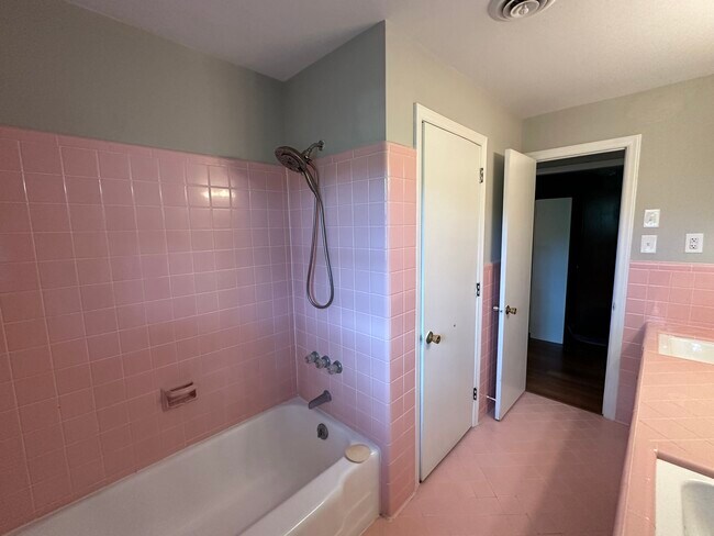 Building Photo - 1600 Plumcrest Dr