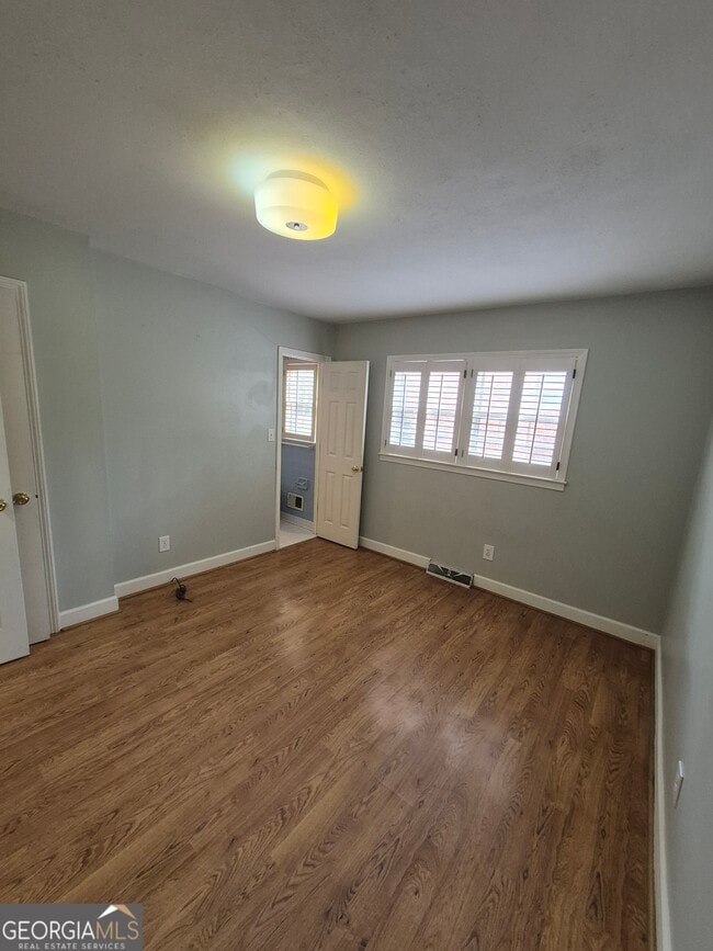 Building Photo - 930 Hill Pl