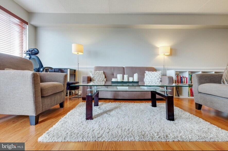 Living room - 6300 Stevenson Ave