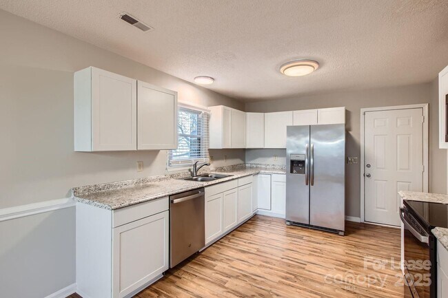 Building Photo - 7201 Canyon Dr