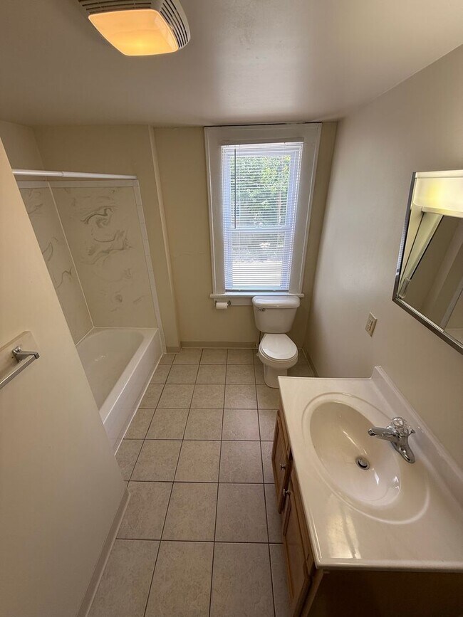 Building Photo - 2112-2120 Indianola Ave.