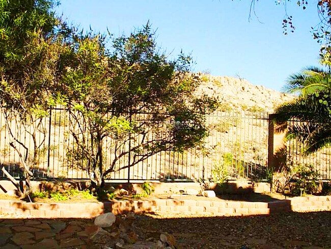 Building Photo - SINGLE STORY 3 CAR GARAGE SOUTHERN HIGHLAN...