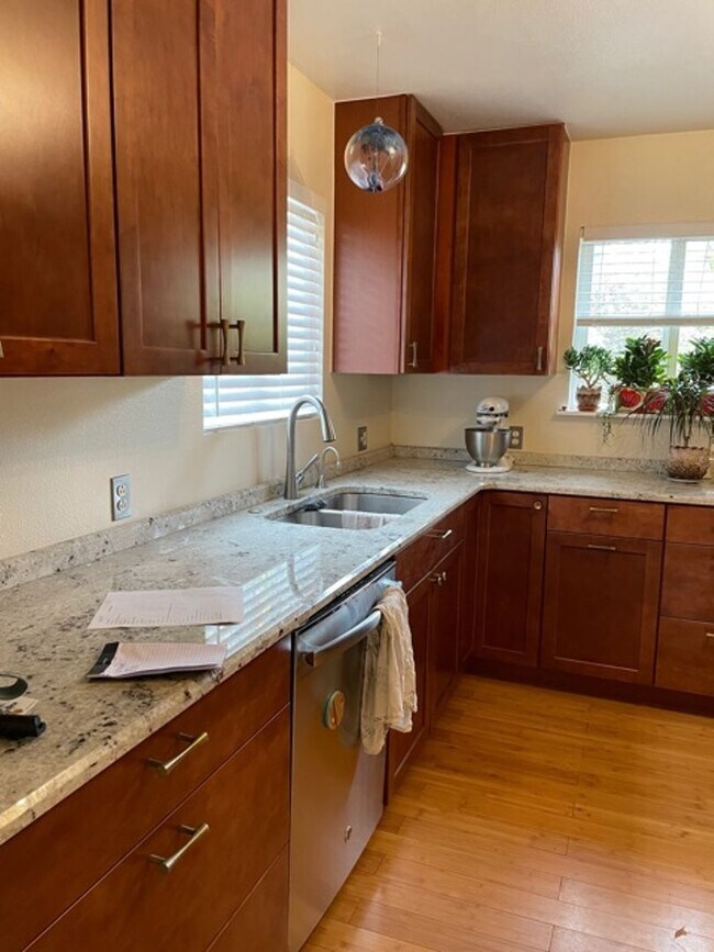 Building Photo - CHARMING 2 BED/1 BATH COZY COTTAGE LOCATED...