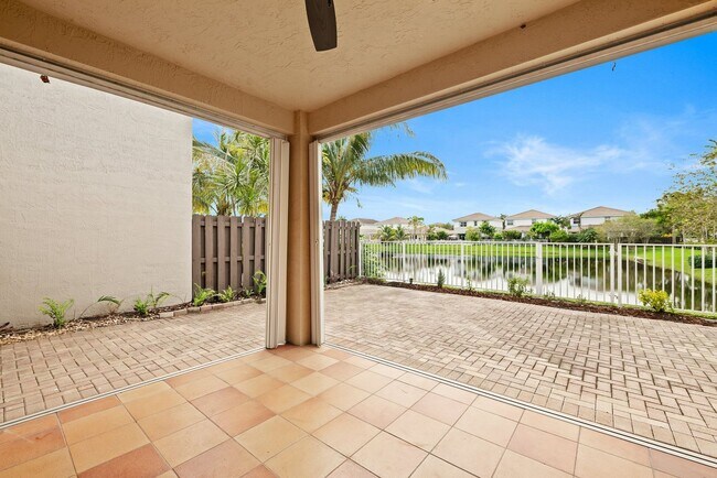 Building Photo - Spacious Waterfront 3-bedroom 3-bath Singl...