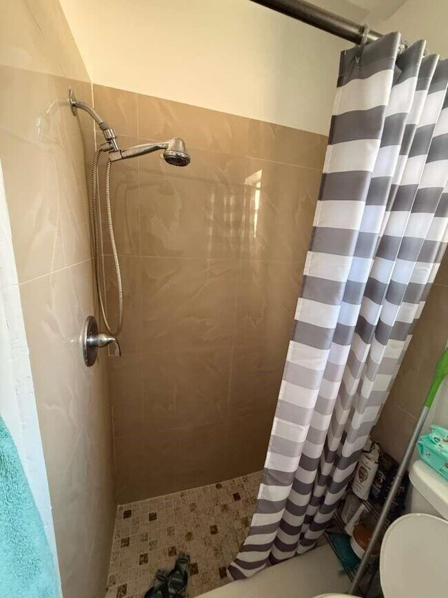 Building Photo - 126 SE 10th St