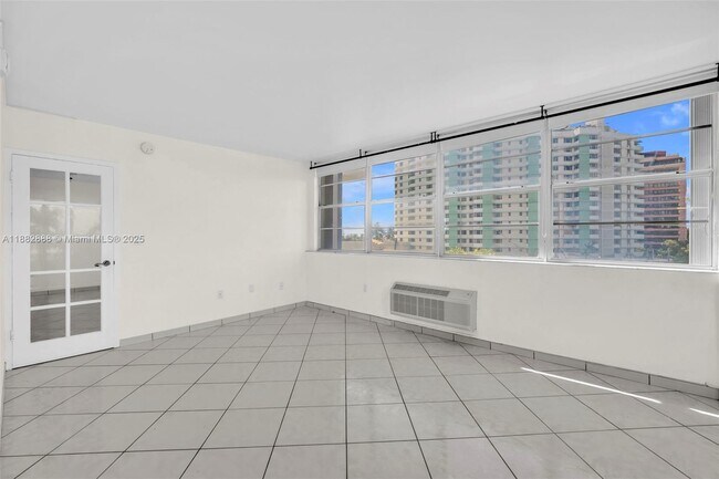Building Photo - 5313 Collins Ave