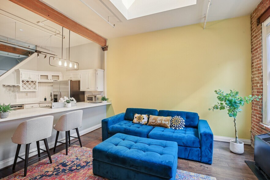 Building Photo - 308 W 8th St