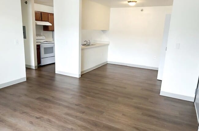 Building Photo - 595 Meadows Dr